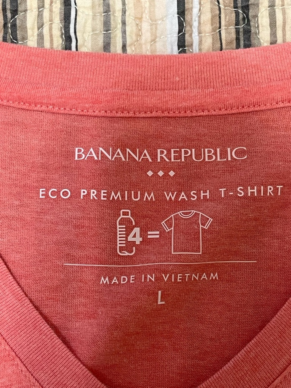 Banana Republic Eco Premium Wash Men's Large Coral Pink V-Neck Short Sleeve Tee - Picture 3 of 7